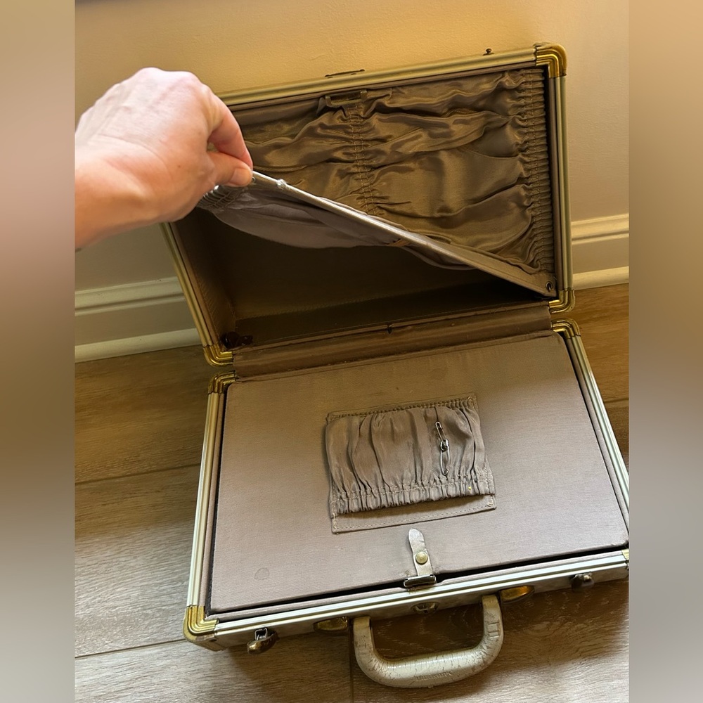 Vintage 1950โs Samsonite Shwayder Brothers Marble Cream Suitcase - Picture 5 of 11